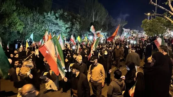 در تجمعات شبانه، عده&zwnj;ای در لباس انقلابی گری با شعار&zwnj;های رادیکال، درباره مذاکره درگیری درست می&zwnj;کنند
