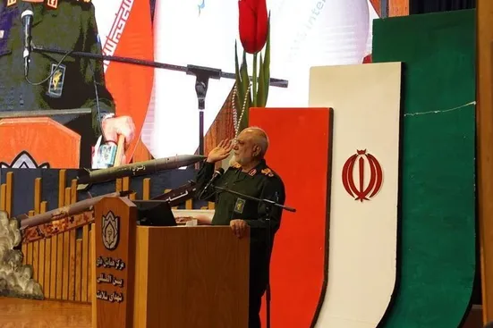 دشمن باید بداند اگر غلط زیادی بکند نقاط آسیب پذیری آن در سطح منطقه در اختیار ماست