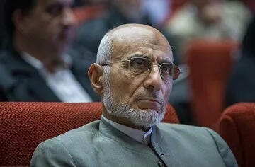 وزیر اقتصاد و رئیس کل بانک مرکزی امضایشان را از روی اسکناس‌ها بردارند؛ چون با کاغذ پاره فرقی ندارد