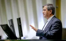 یکی از دلایل استیضاح وزیر اقتصاد، موافقت با واگذاری ایران خودرو به بخش خصوصی بود