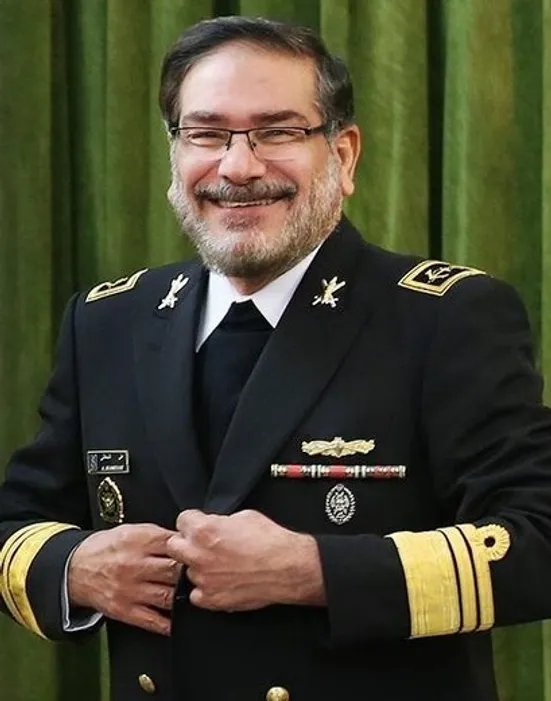 تراول&zwnj;پاشی شمخانی با پیراهن صورتی در تخت جمشید