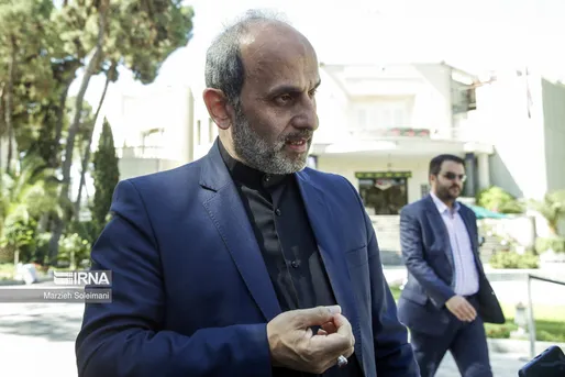 از ماندن یا تغییرم بی‌خبرم/تابع نظر رهبر انقلاب هستم