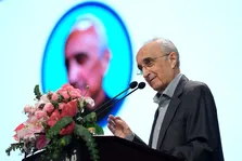 مشکلات اقتصادی باید در چارچوب خود حل شوند