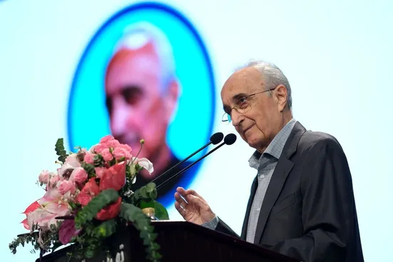 مشکلات اقتصادی باید در چارچوب خود حل شوند
