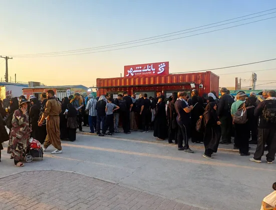 استقبال گسترده زائران اربعین حسینی از گیشه خدمات ارزی بانک شهر در مرز مهران
