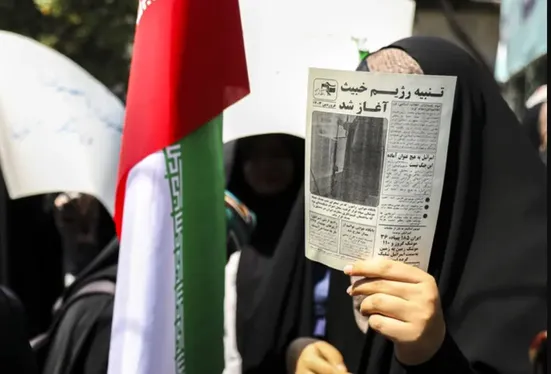 دست&zwnj;&zwnj;نوشته یک زن در تجمع حامیان حمله ایران به اسرائیل در تهران+عکس