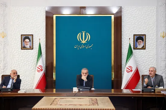 حضور پزشکیان در جلسه پیگیری تسریع در احداث نیروگاه&zwnj;های برق خورشیدی