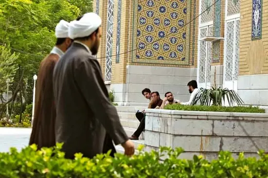 کیهان: روحانیون می&zwnj;توانند درآمد چند برابری داشته باشند اما از روی عشق، شرایط سخت طلبگی را پذیرفته&zwnj;اند