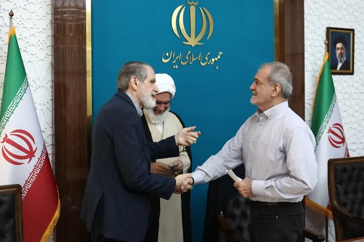 پایداریچی‌ها در ظاهر به دولت دست دوستی می‌دهند اما عملا به دولت حمله می‌کنند