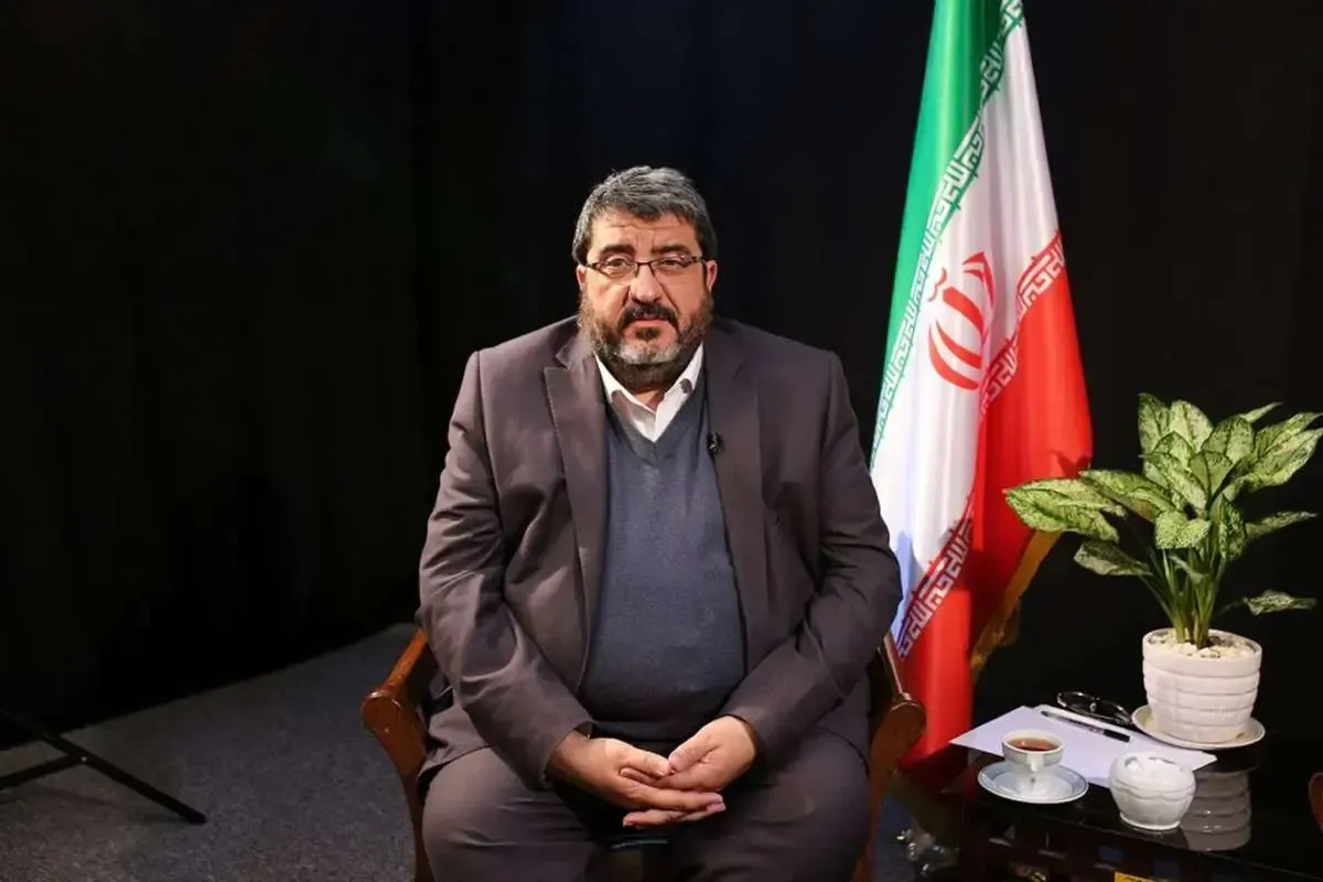 فؤاد ایزدی تازه از تخم درآمده؛ چطور فرماندهان نظامی را مسخره می‌کند؟