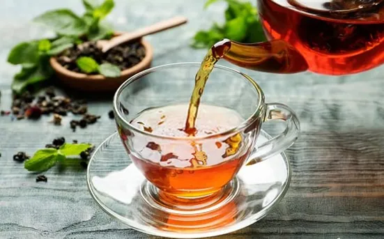 به&zwnj; جای نوشیدن آب یخ در گرمای تابستان چای داغ بنوشید!