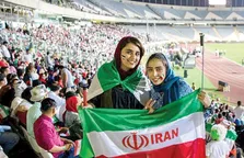 کیهان: حضور زنان در ورزشگاه‌ها جزء ۲۰ مطالبه اصلی زنان نیز نبود، اما برخی فشار‌های فدراسیون جهانی را بهانه کردند