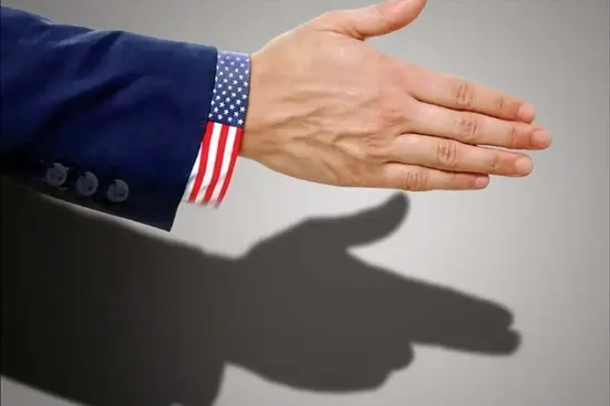 مذاکره با آمریکا فریب است؛ فقط باید تهدید کنیم