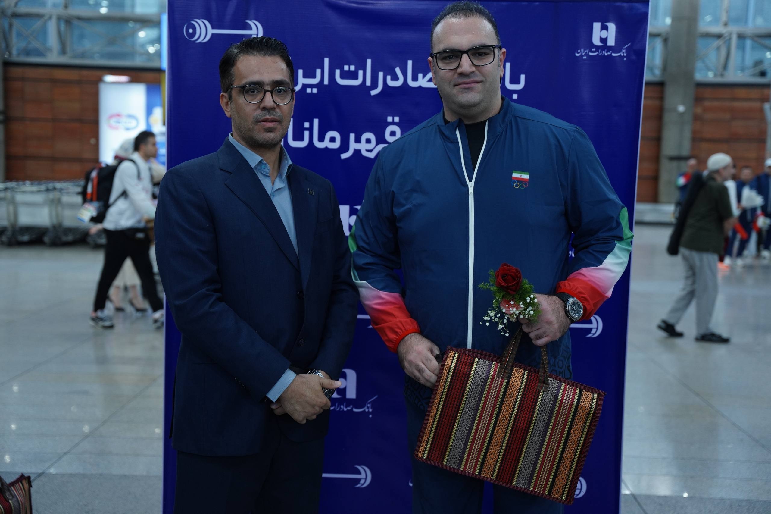 استقبال بانک صادرات ایران از قهرمانان وزنه‌برداری
