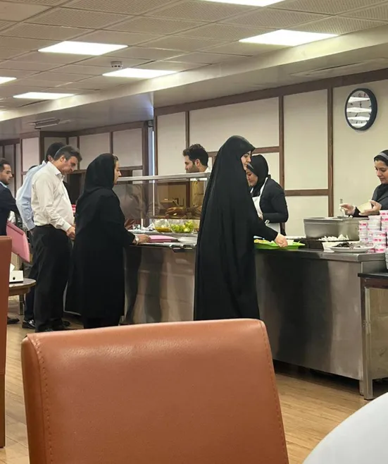 دختر رییس&zwnj;جمهور در سلف غذاخوری