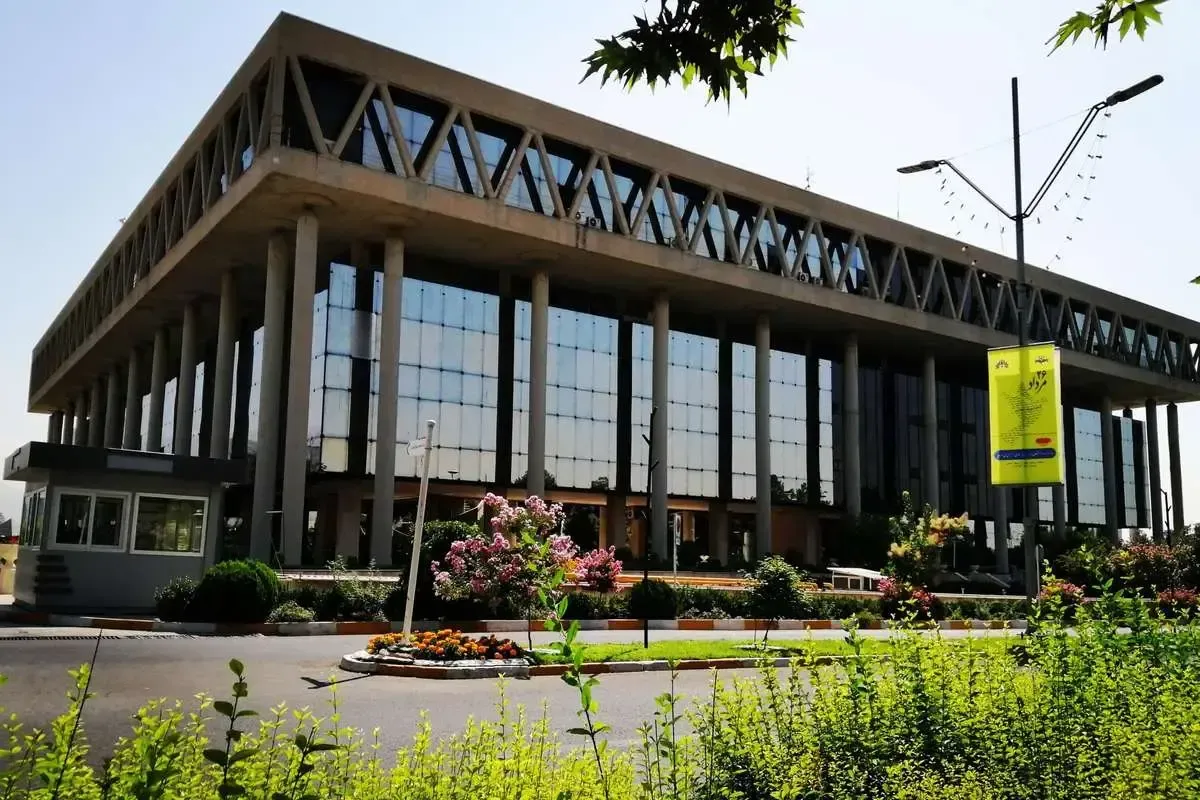 صداوسیما از افراد کم‌سواد و مشکوک پاکسازی شود