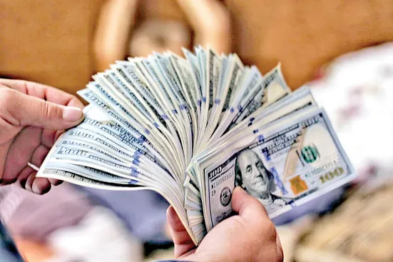 زمانی که مجلسی&zwnj;ها دنبال چادر اجباری آستین&zwnj;دار بودند، قیمت دلار چند بود؟