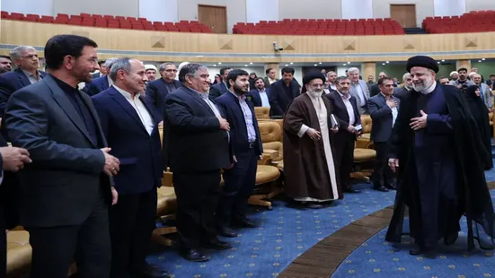 نماینده مجلس:&nbsp;در نشست مشترک مجلس و دولت صحبتی از وضعیت دلار نشد فقط از هم تعریف کردیم!
