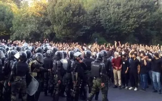 در آمریکا دانشجویان را کتک می&zwnj;زنند اما در ایران نیروهای امنیتی در بدترین شرایط اجازه ورود به دانشگاه را ندارند