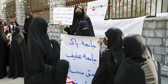روحانیون با لباس جنگی در تجمع اعتراضی به بی&zwnj;حجابی در قم!+عکس