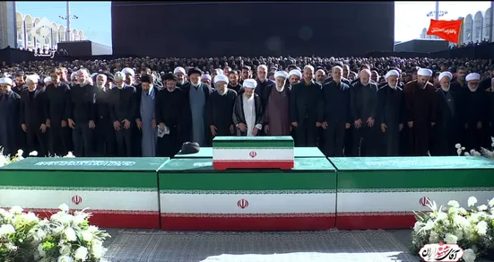 اقامه نماز بر پیکر رهبر شهید انقلاب در مصلای امام خمینی (ره)