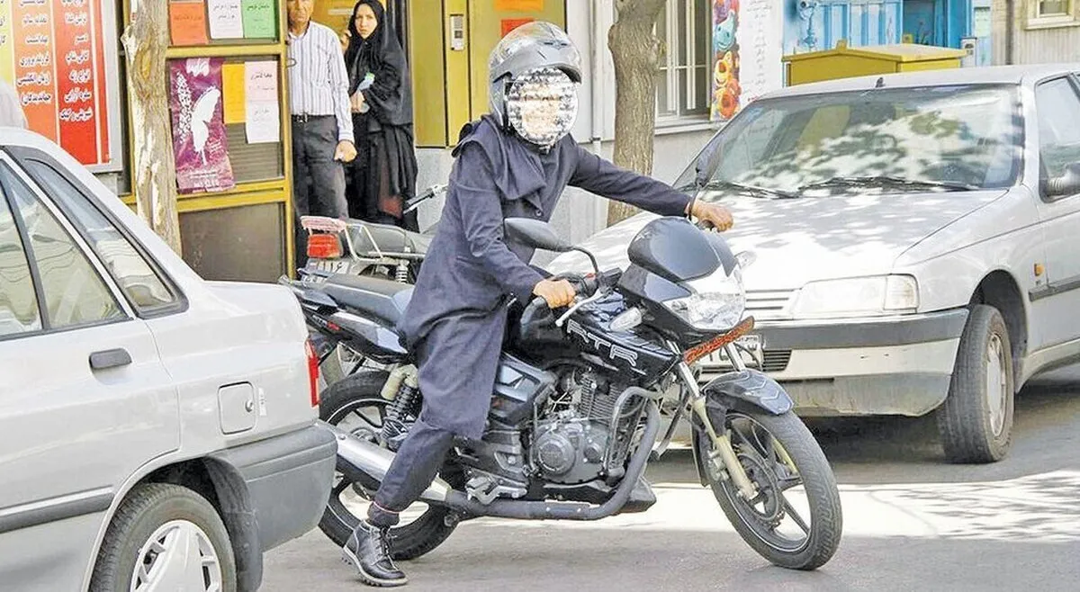 چوب مجلس لای چرخ گواهینامه موتور سیکلت بانوان/استفاده از موتورسیکلت برای خانم‌ها ناپسند است