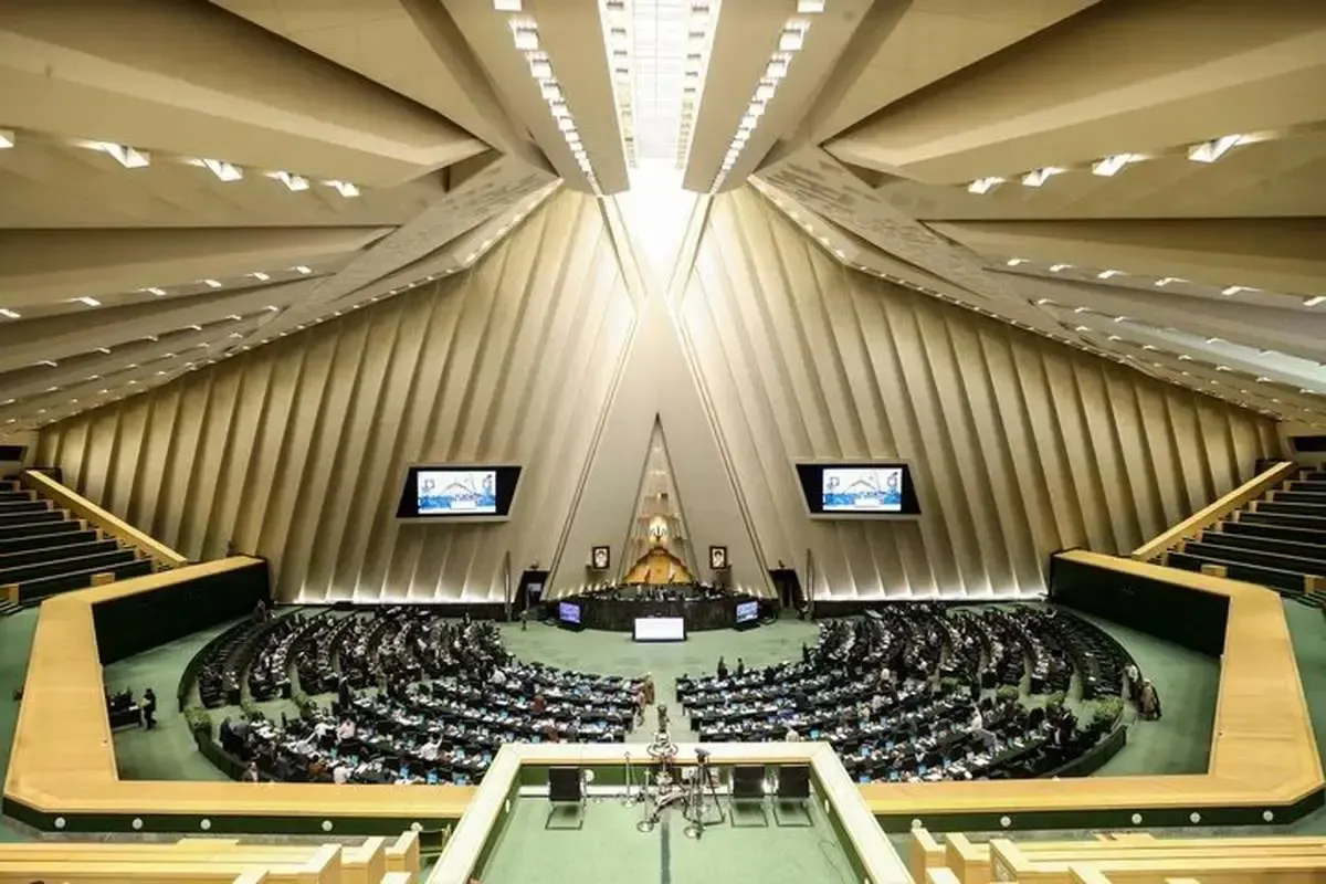 انرژی صلح‌آمیز هسته‌ای حق ماست، غربِ وحشی خود هزاران بمب اتمی دارد