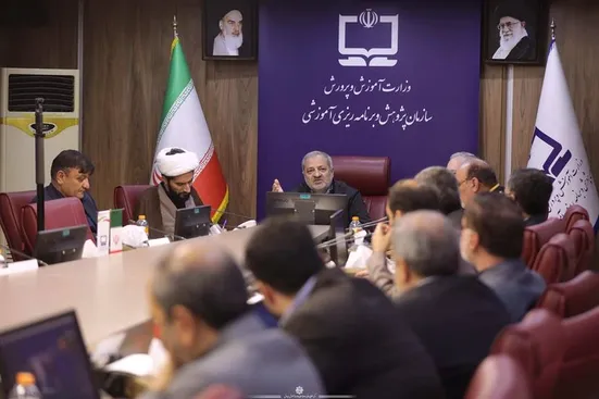 بازنگری مستمر و توجه به رویکرد&zwnj;های مهارت&zwnj;محور و تربیت محور در برنامه درسی