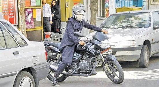 چوب مجلس لای چرخ گواهینامه موتور سیکلت بانوان/استفاده از موتورسیکلت برای خانم&zwnj;ها ناپسند است
