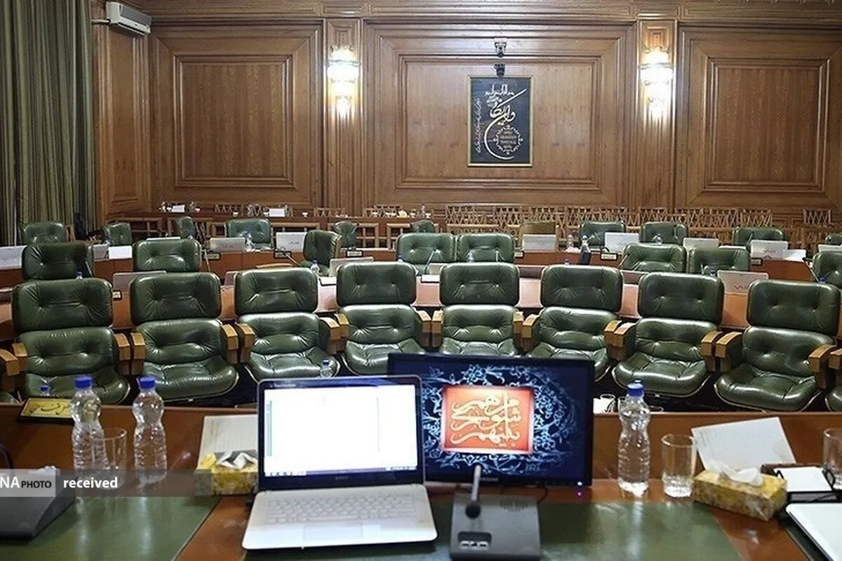 شهرداری‌ها و شورا‌ها نباید سیاسی شوند