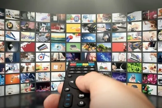 گوینده خبر خانمی که بخشی از آهنگ محسن چاوشی را خواند، حذف شد؟