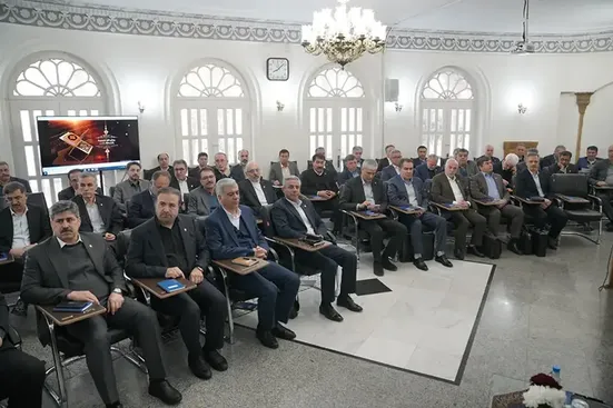 حمایت از تولیدکنندگان و حفظ رضایت مشتریان در افق بانک ملی ایران /تببین اهداف و برنامه های پایان سال با حضور روسای ادارات امور شعب