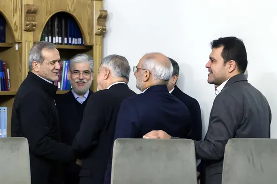 تیترهایی از قبیل &laquo;نمره ردی دولت از مجلس&raquo; و &laquo;رفوزگی دولت&raquo;، آب به آسیاب دشمن ریختن است