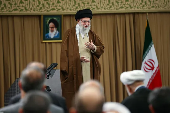 رهبر انقلاب: رشد ۸ درصد اقتصاد در یک سال معجزه نمی&zwnj;کند بلکه باید استمرار داشته باشد و عوائد آن عادلانه تقسیم شود