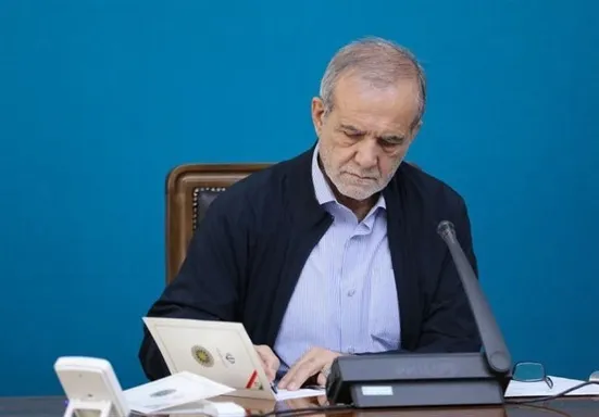 بر دست و بازوی نیروهای مسلح و مدافعان غیور وطن بوسه می&zwnj;زنم