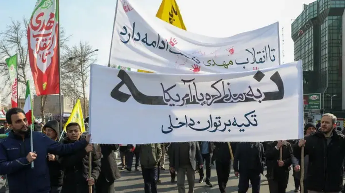 مراقب جریان‌های مشکوکی که لباس انقلابی‌گری پوشیده‌اند باشید