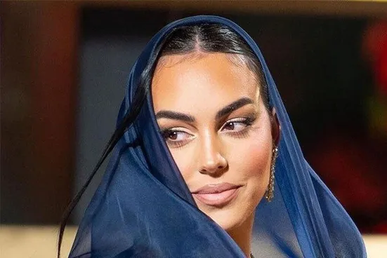 جورجینا باحجاب در مسجد! + عکس