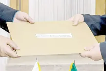 یک مداح تفاهم‌نامه را پاره می‌کند، دیگری رئیس‌جمهور را تهدید به قتل!