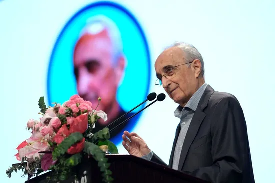 مشکلات اقتصادی باید در چارچوب خود حل شوند