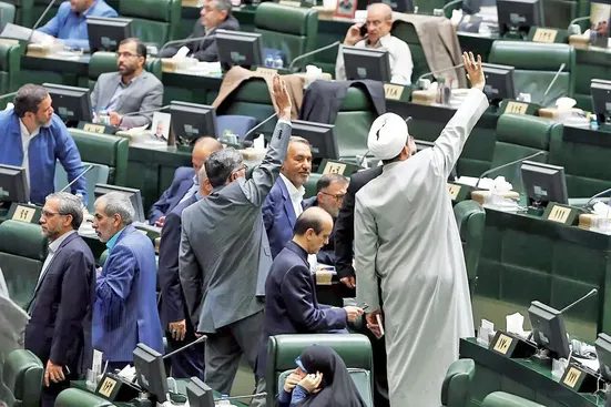 عده&zwnj;ای معدود با صدای بلند حرف می&zwnj;زنند و باورشان می&zwnj;شود که خیلی هستند!