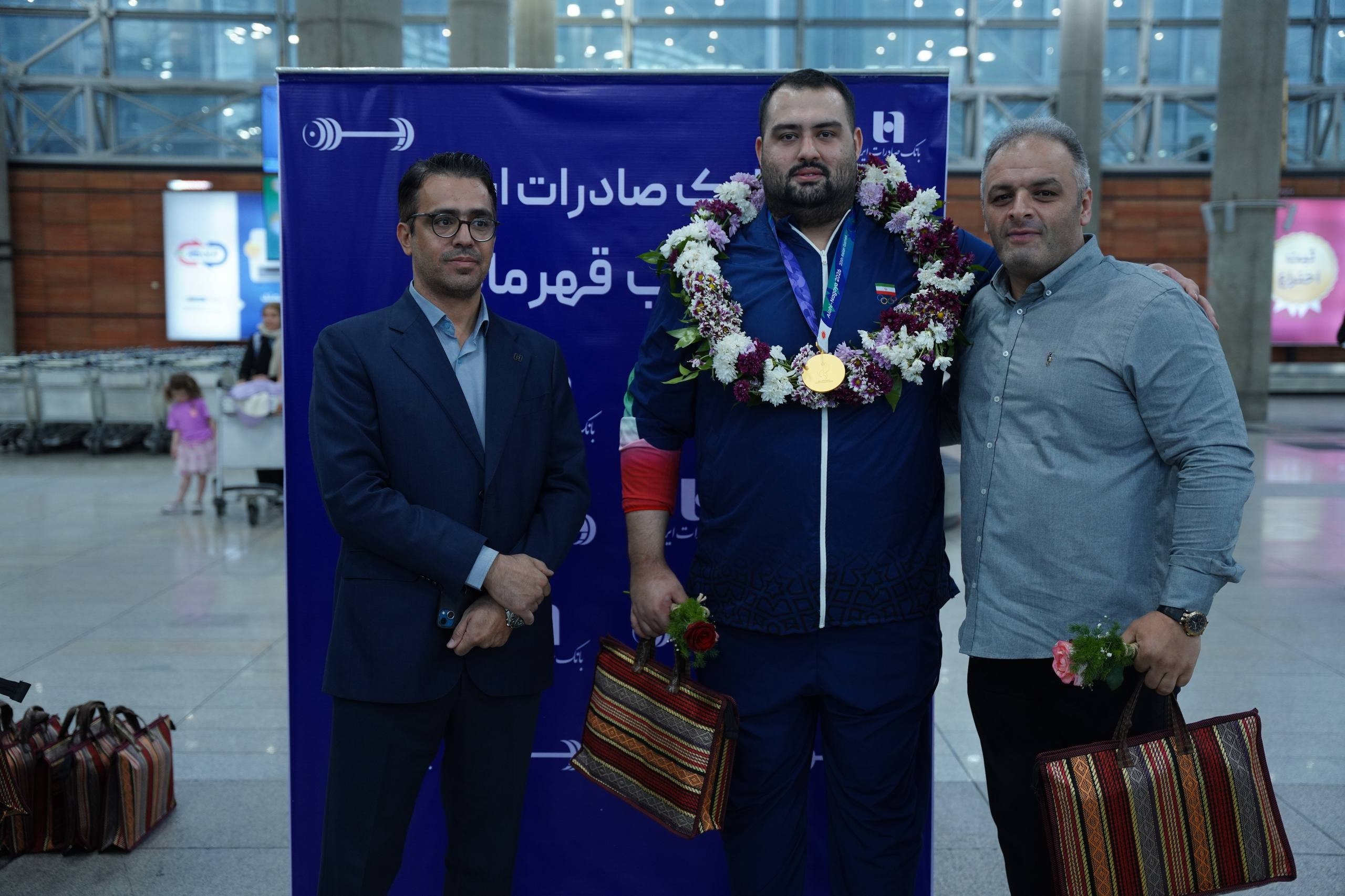 استقبال بانک صادرات ایران از قهرمانان وزنه‌برداری