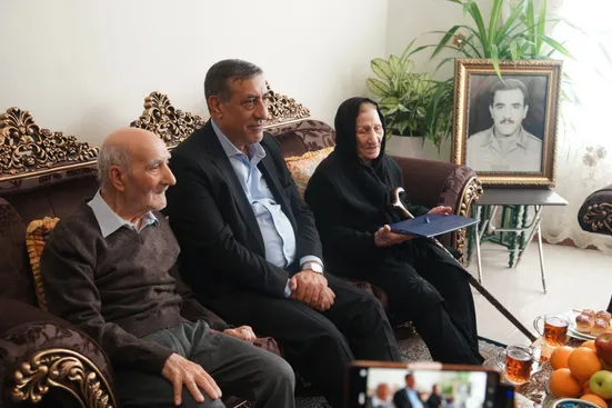 معاون اجرایی رئیس&zwnj;جمهور با خانواده شهید احمدی&nbsp;دیدار کرد