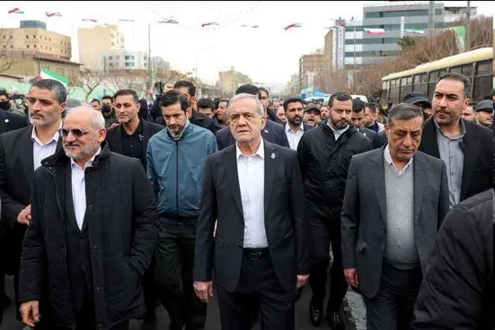 پزشکیان بدون محافظ در راهپیمایی روز قدس