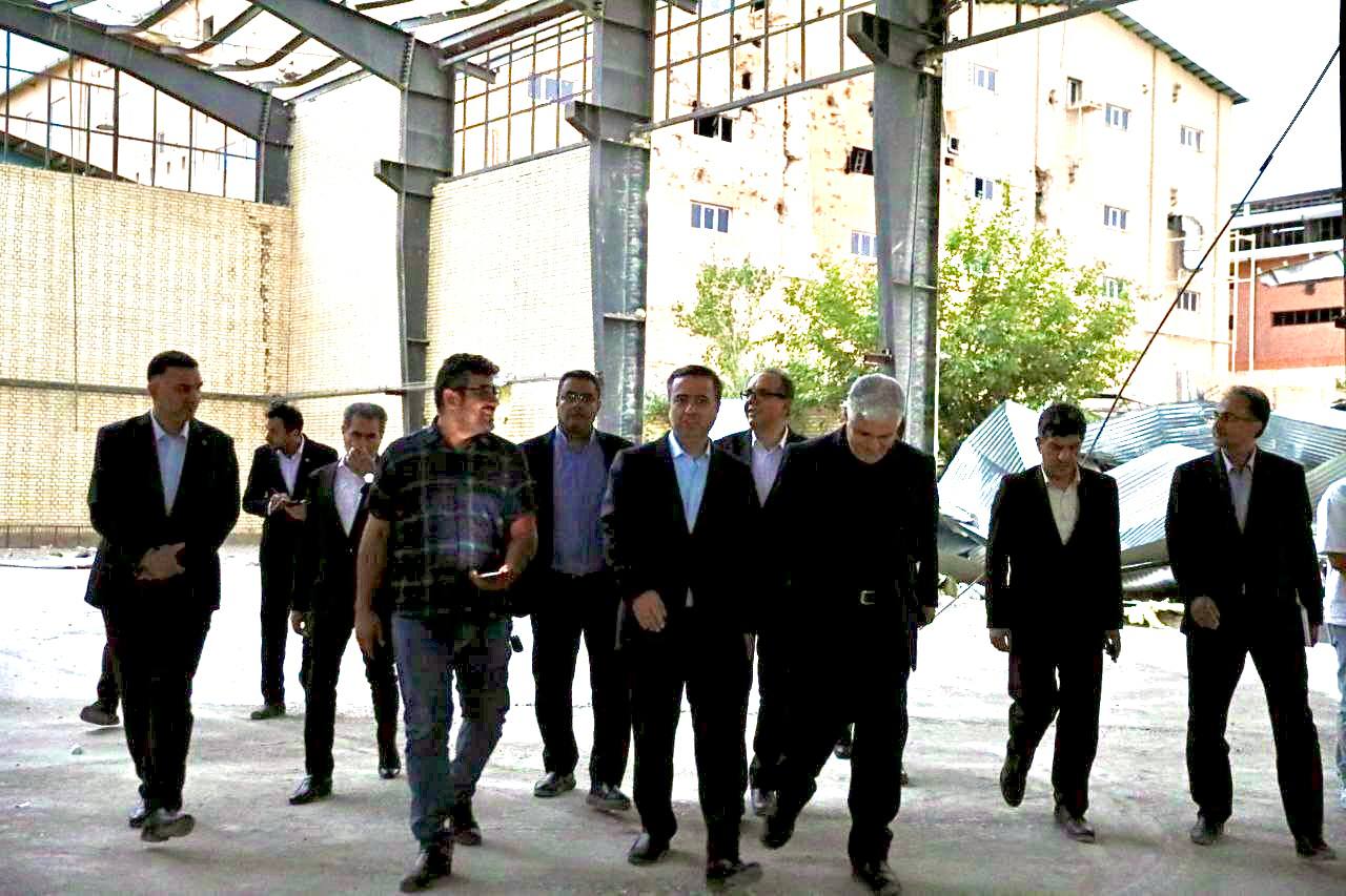 بازدید سرپرست بانک صادرات ایران از کارخانه آسیبدیده از جنگ؛ تأکید بر نقش بانک صادرات ایران در نوسازی اقتصاد پس از جنگ و اشتغالزایی پایدار بازدید سرپرست بانک صادرات ایران از کارخانه آسیبدیده از جنگ؛ تأکید بر نقش بانک صادرات ایران در نوسازی اقتصاد پس از جنگ و اشتغالزایی پایدار