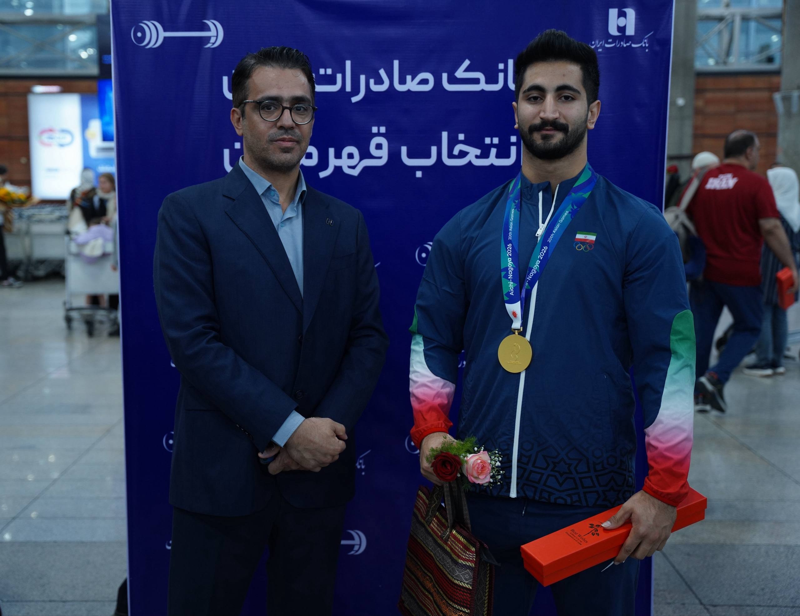 استقبال بانک صادرات ایران از قهرمانان وزنه‌برداری