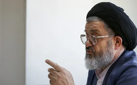 اگر فقط خود را برای هر کاری شایسته بدانیم، گرفتار تمامیت‌خواهی می‌شویم