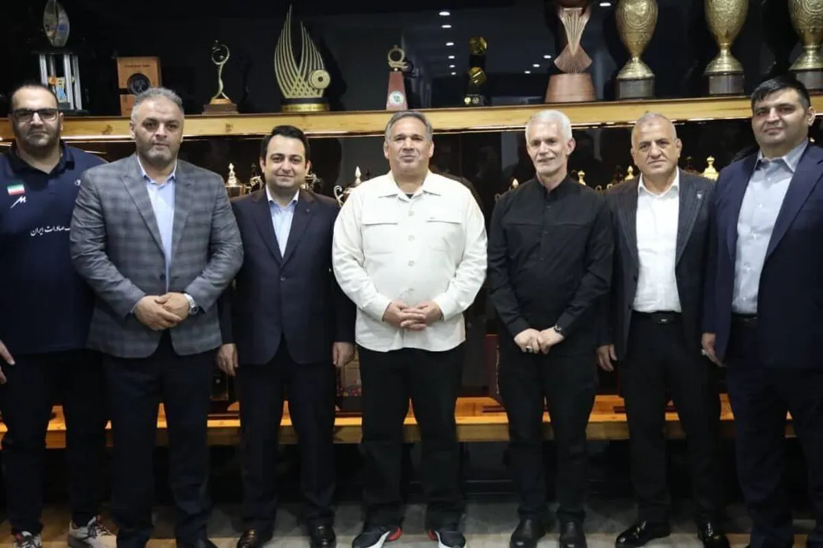 اهدای نشان ویژه فدراسیون وزنه‌برداری به محسن سیفی به پاس حمایت از قهرمانان کشور