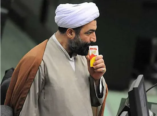 ساندیس&zwnj;خوری حمید رسایی در صحن علنی مجلس، سوژه شد!+عکس