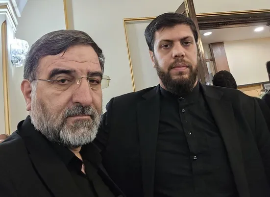 عکس سلفی نماینده مجلس با محافظ خبرسازِ رئیسی: این هم جواد مهرابی که می&zwnj;گفتند گم شده؛ مشکوکه!