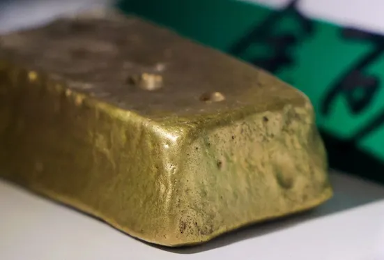 عقب&zwnj;نشینی طلا از اوج ۲ هفته&zwnj;ای همزمان با رشد قیمت نفت (پنجشنبه، یکم مرداد ۱۴۰۴)